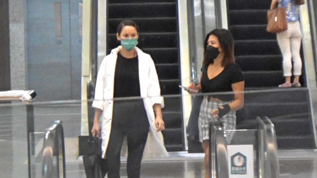 女助手撩吹水,但心情唔多好的Amanda「生人勿近」咁款,嬲爆爆唔出聲。