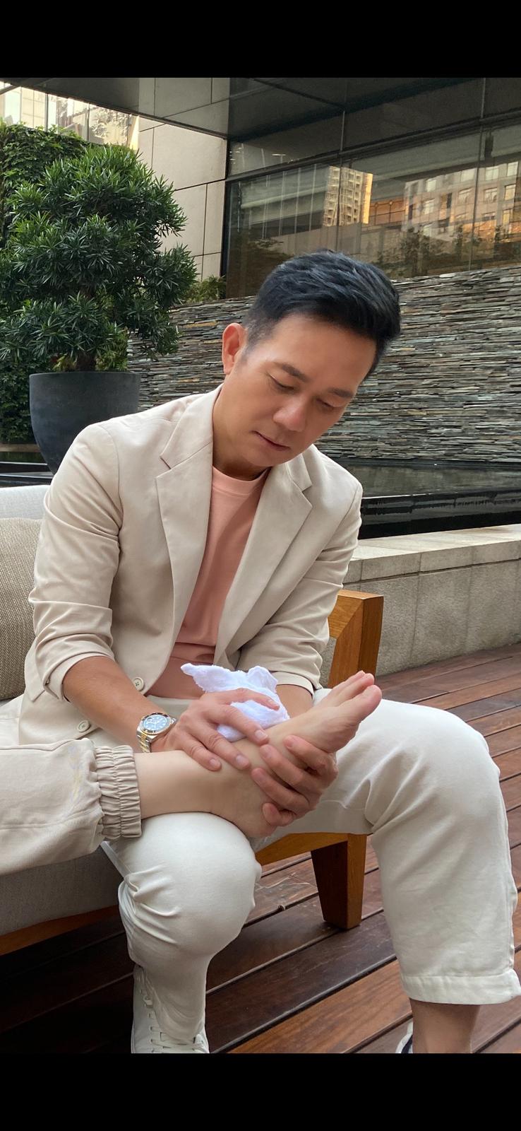 輝哥好認真幫老婆敷冰消腫。
