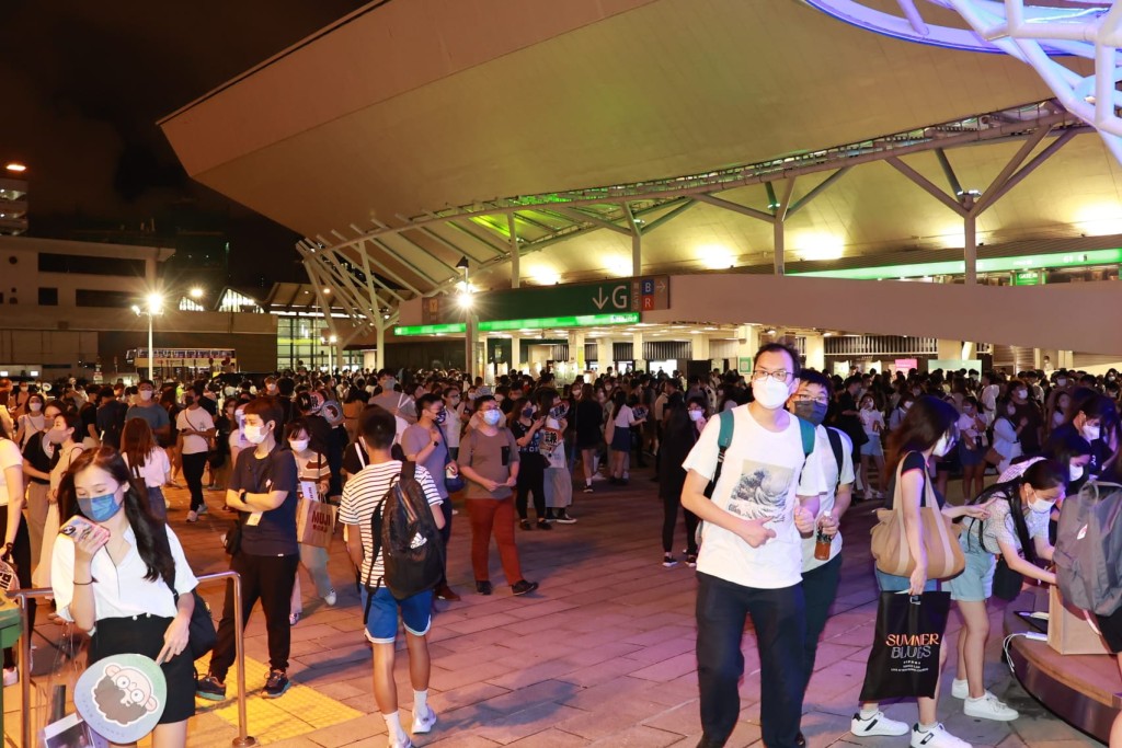 眾多粉絲等候入場。