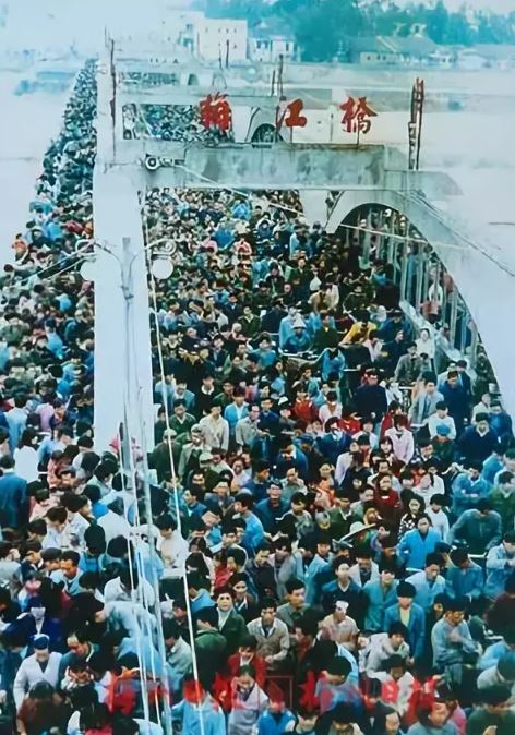 梅州打卡好去處2024｜6. 梅江橋 1986年的元宵節，步行過梅江橋，去看埔寨燒火龍的場面人山人海。（圖片來源：網上圖片）