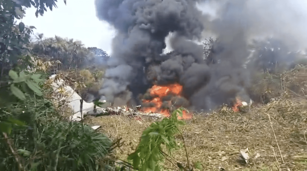 網上影片拍到墜機現場災情。X@BluRadioCo