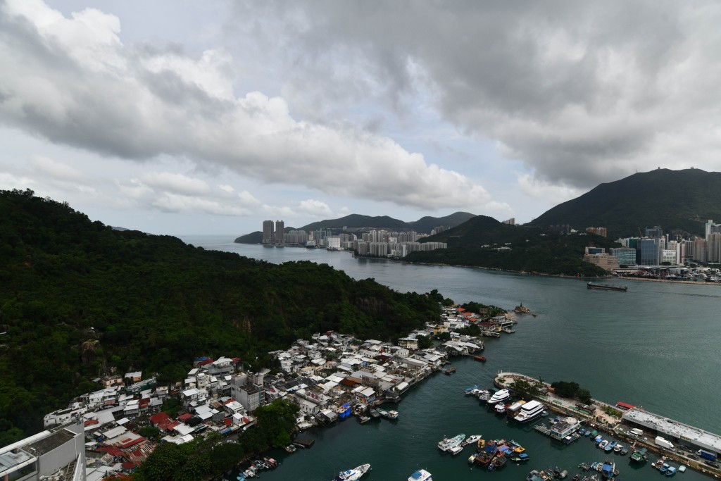 單位的廳房均向南，把鯉魚門海峽景、對岸柴灣杏花邨、西灣河、北角至灣仔海景均可盡收眼底。