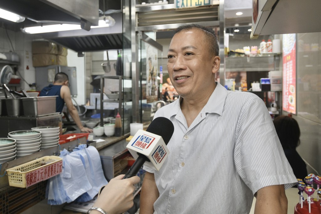 尖沙咀附近一間街舖餐飲店老闆譚先生表示,這幾日生意額與平時相若,「比較穩定」。 尖沙咀附近一間街舖餐飲店老闆譚先生表示,這幾日生意額與平時相若,「比較穩定」。