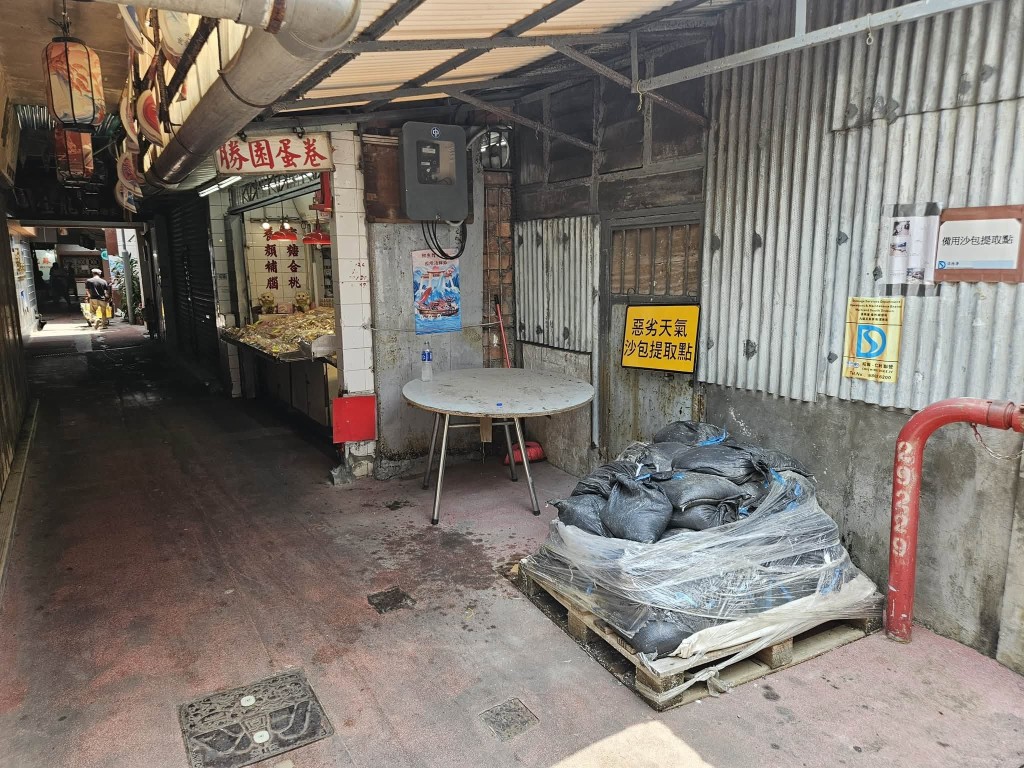渠務署已於鯉魚門特定地點放置沙包,供有需要的居民取用。FB:下水水 渠務署已於鯉魚門特定地點放置沙包,供有需要的居民取用。FB:下水水