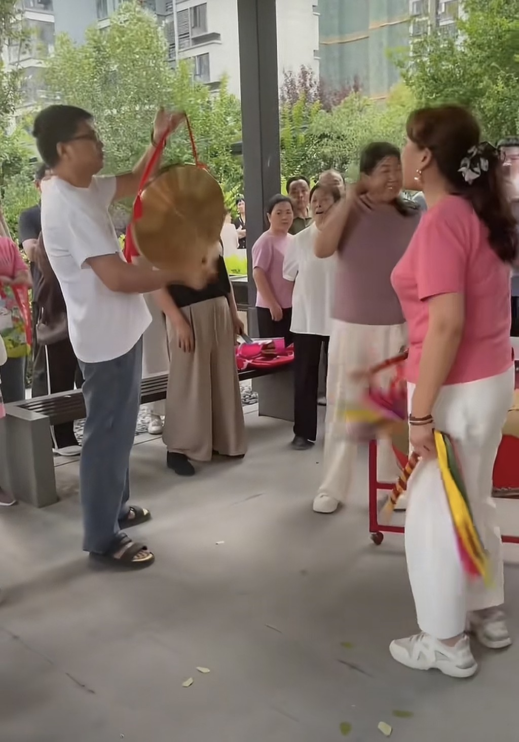 大媽打鼓擾民引業主敲鑼對抗。抖音@仙桃風和日麗打鼓擾民