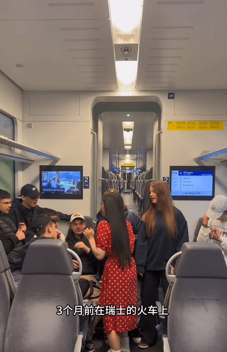 「阿王教授」在影片中稱，在瑞士火車上與一群國際友人互動。