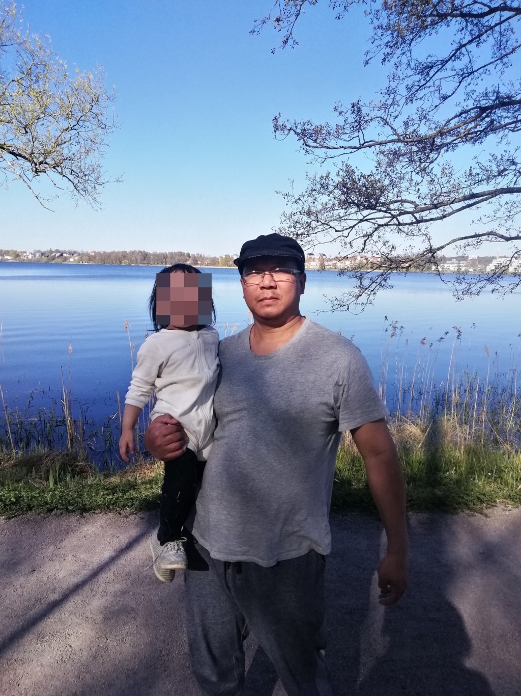 danny父離港前曾任職救生員，並聲稱持有物理治療師資格。