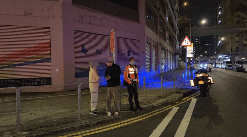 車禍後，私家車男司機和女乘客離開車輛，站在路邊安全位置。黎志偉攝