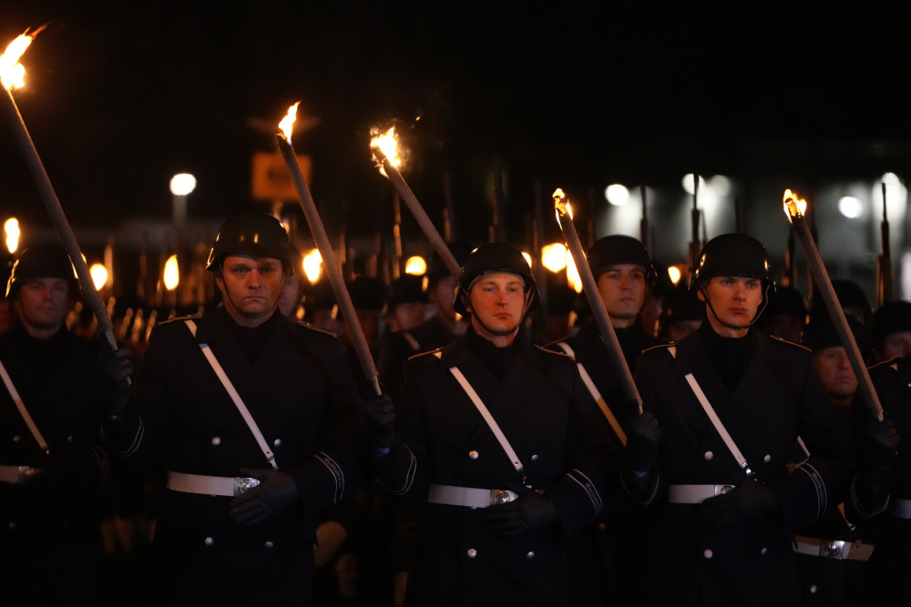 儀式上，士兵會點燃火炬、列隊行進，並由軍樂隊奏樂。AP圖