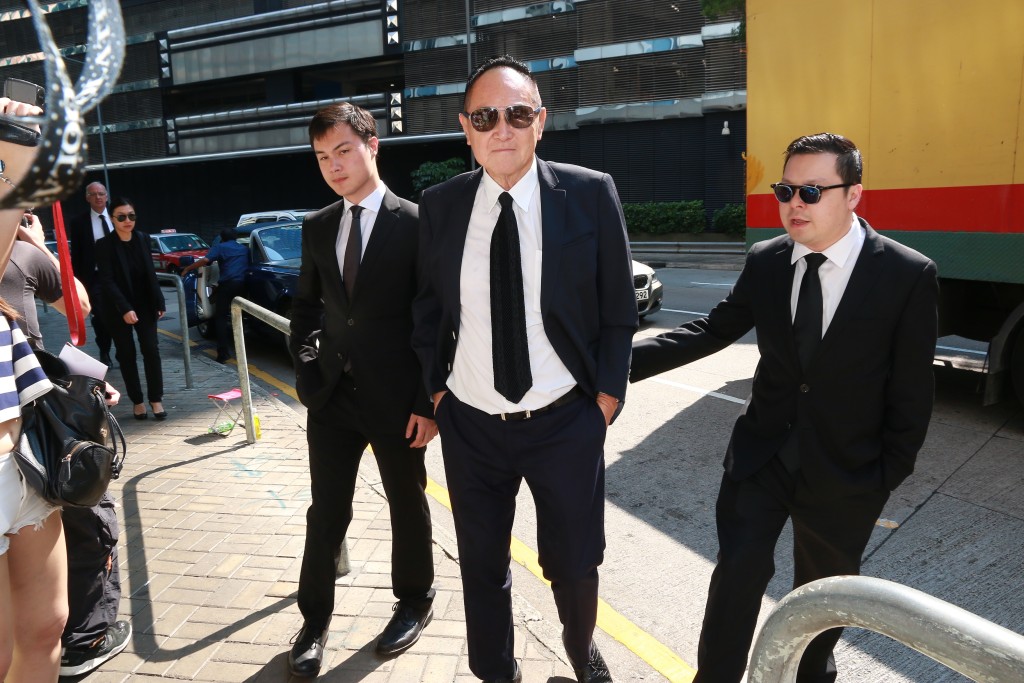 2016年，赵世曾在儿子赵式浩（右）和赵式正（左）陪同下出席华光航运集团前董事长赵世光丧礼。