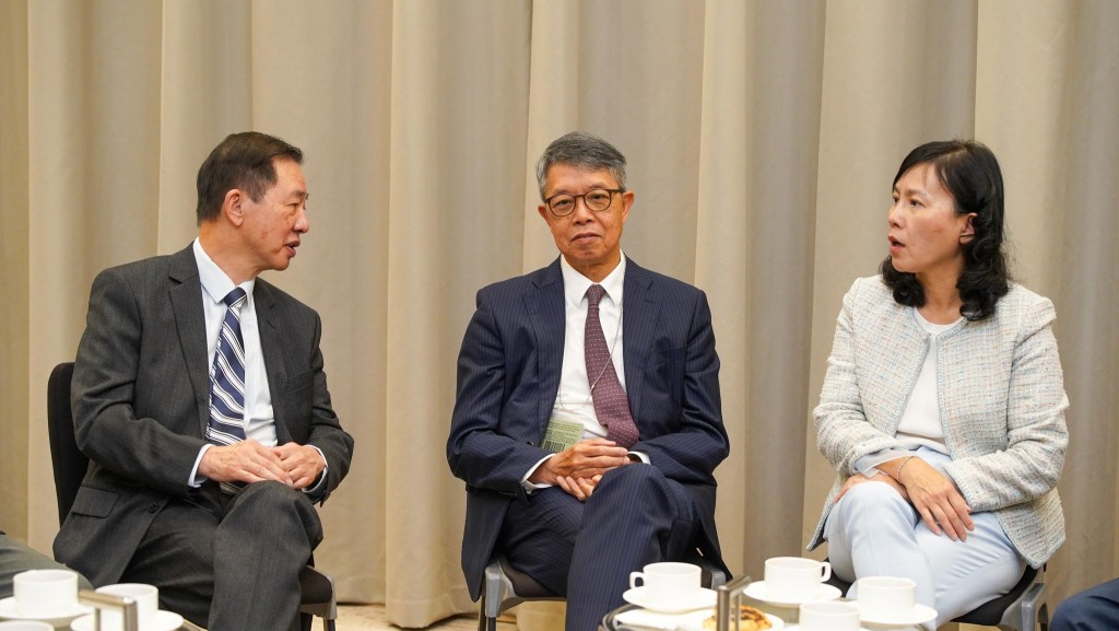 會上，陳美寶與選委就推動業界參與選舉等議題，進行了富有建設性的交流。運物局fb