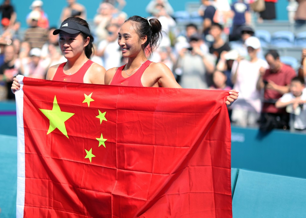 國家隊鄭欽文和朱琳包辦網球女單金銀牌。新華社