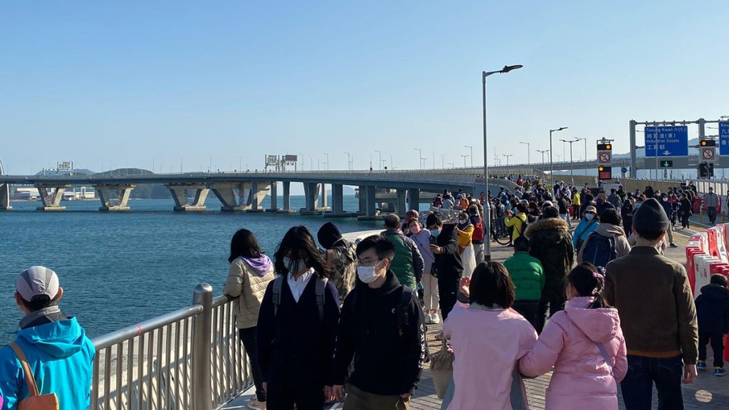 將軍澳跨灣大橋受強風影響,運輸署宣布單車徑及行人路已經封閉。