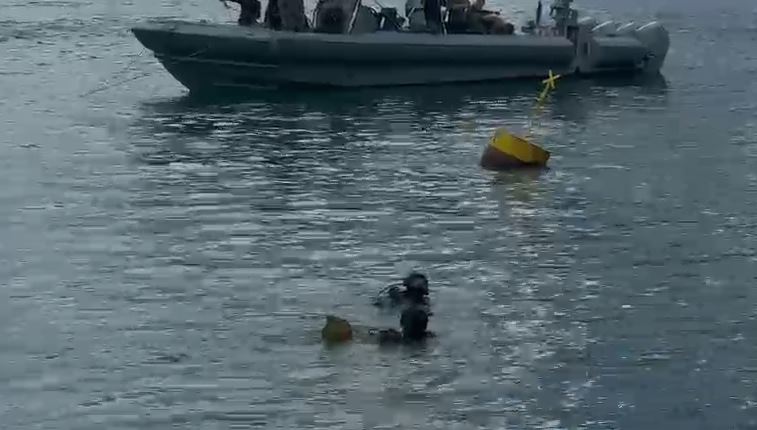 水鬼隊今日繼續落海搜證物。
