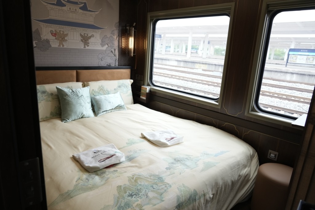 武汉铁路将老式绿皮火车“爆改”成5星级“舒适型旅游专列”。极目新闻