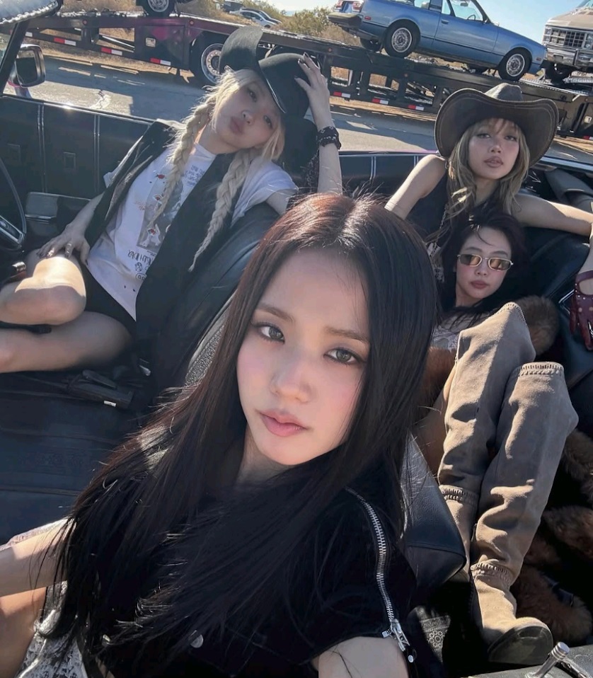 BLACKPINK 7月再合體推出新歌及舉行世界巡演，但Jisoo亦同時忙於其個人發展。
