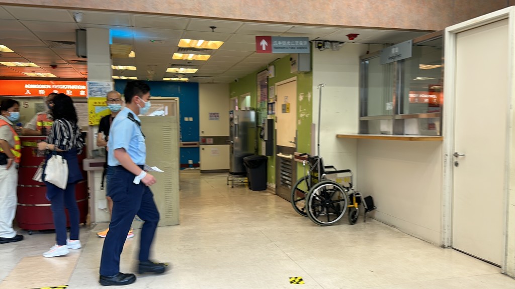 遇袭受伤警员送院治理。刘汉权摄