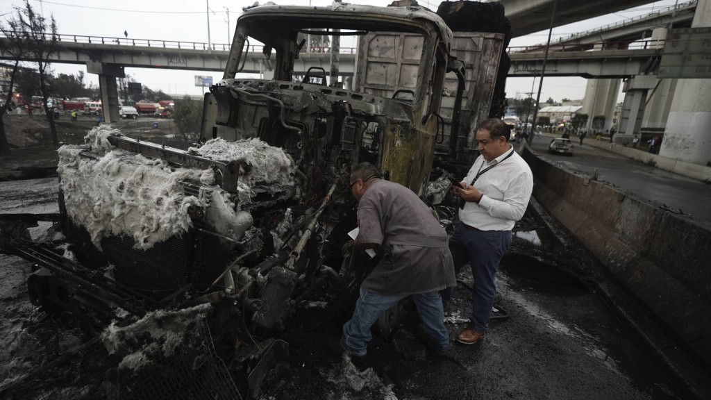 墨西哥氣罐車翻側爆炸，多輛車受波及燒成炭。  美聯社