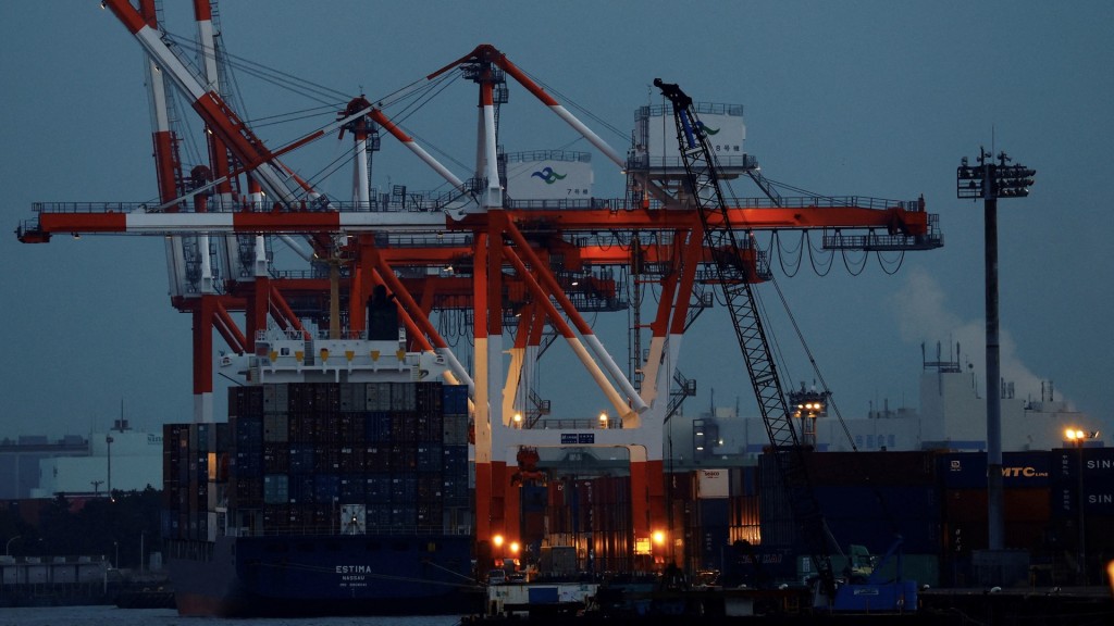 日本东京一个工业港口的货船和货柜。 路透社