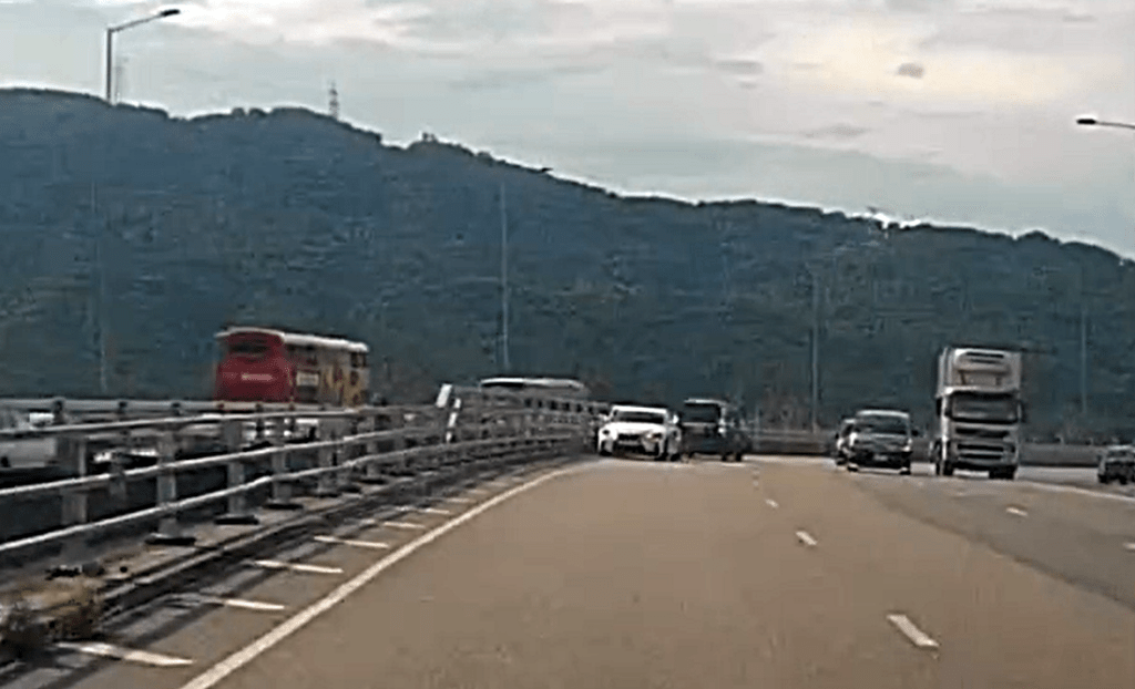 失控私家車撞到路邊車輛。fb：車cam L（香港群組）