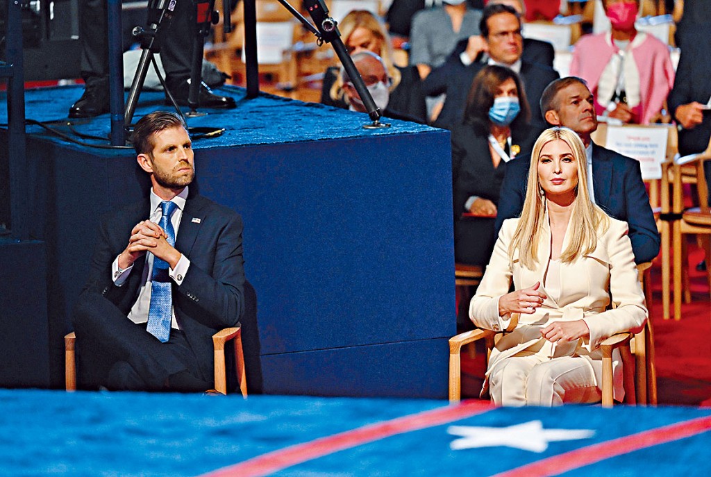 特朗普長女伊萬卡（右）到場觀看辯論。　