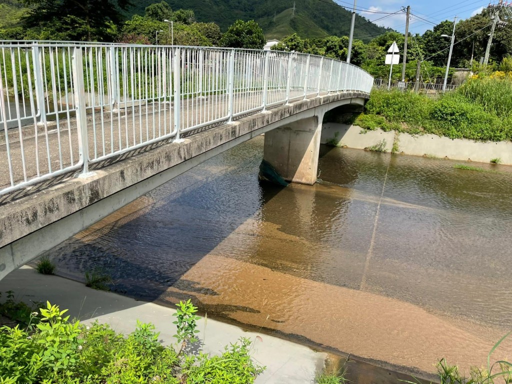 渠務署已清理河床的沙泥及修剪堤壩岸邊的雜草。侯福達FB圖片