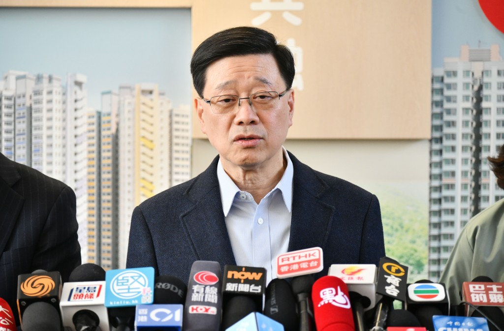 李家超在農曆新年前落區時表示，已大致收集了受影響家庭意見。