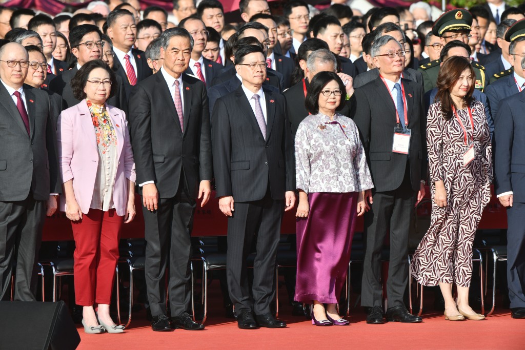 李家超等人出席中华人民共和国成立七十五周年庆祝活动升旗仪式。（卢江球摄）