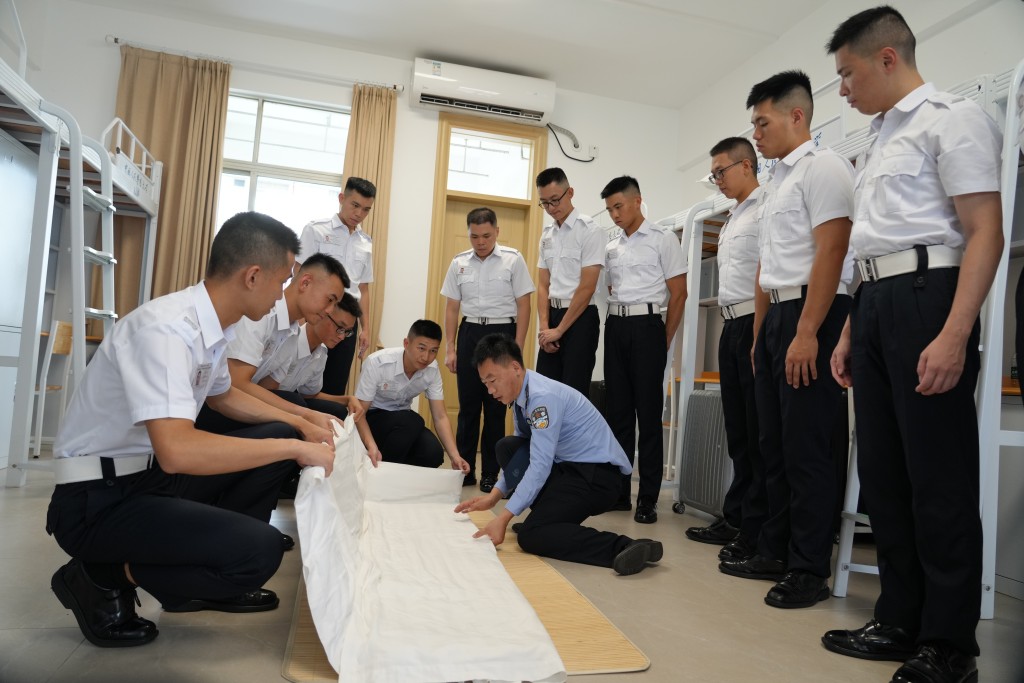  「入境事務主任學員國情及出入境管理工作培訓班」早前在中國人民警察大學廣州校區舉行，培訓內容涵蓋實踐課堂及多項活動，包括學習摺被子。