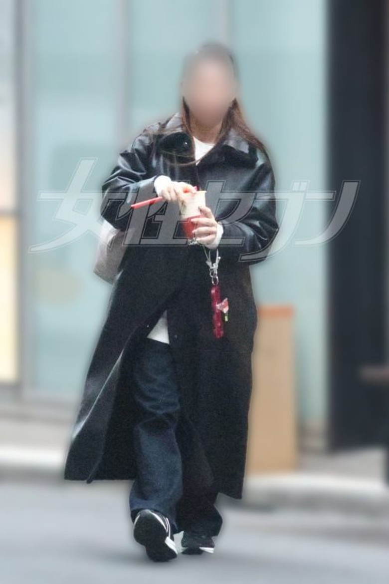 有指與中居拍拖多年的女友武田舞香仍不離不棄,目前日夜都守在中居身邊,以防中居做傻事。 有指與中居拍拖多年的女友武田舞香仍不離不棄,目前日夜都守在中居身邊,以防中居做傻事。