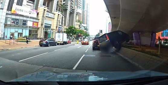 七人車剷上花槽石壆。fb 車cam L（香港群組）  