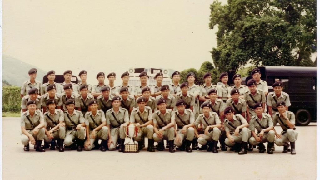1978年邓竟成身在警队机动部队H连最佳小队的珍贵合照。
