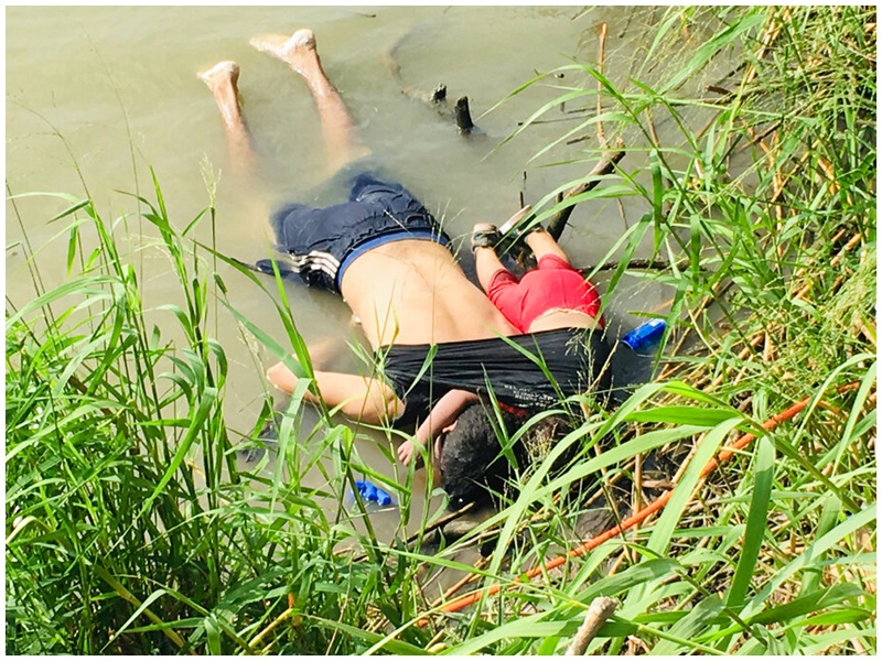 較早前一對游泳偷渡的父女溺死照片亦驚動全球。AP