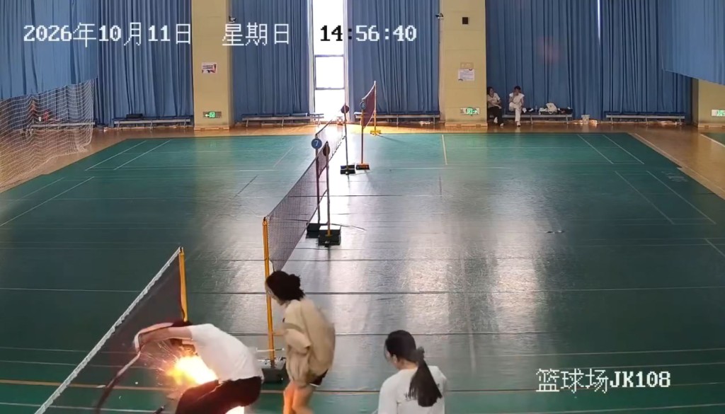 湖北汉手机放裤袋打羽毛球，跌倒爆炸火烧后栏重伤。