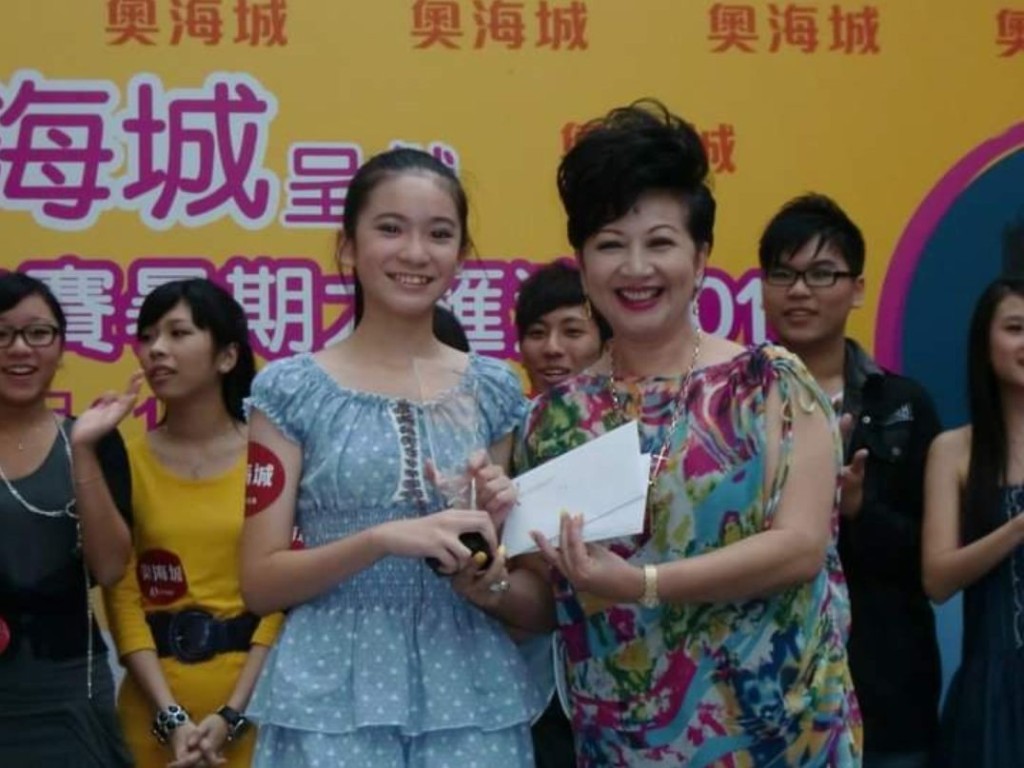 小六時,Cloud參加薛家燕旗下教育中心歌唱比賽得獎,有Coupon之下再去學唱歌,隨後更成為兒童歌唱組合「Honey Bees」成員。
