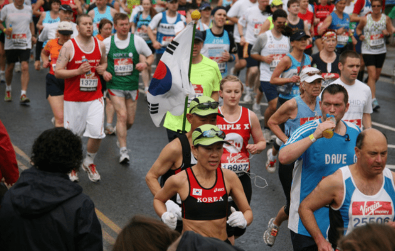 南韓忠清北道沃川郡於本周一（10日）舉行一場市郡馬拉松賽時，發生罕見的嚴重交通事故，一名代表清州市政府出賽、年僅25歲的精英跑手遭貨車撞倒，頭部重創送院後被宣告腦幹死亡。Alamy示意圖