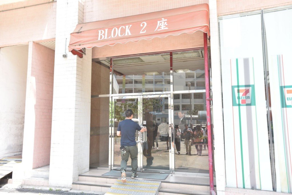 警方今早重返現場調查。楊偉亨攝