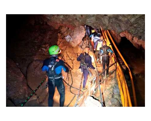 泰国少年足球队员和教练共13人受困泰北洞穴逾两周，救援行动开始，首四名受困者获救。AP