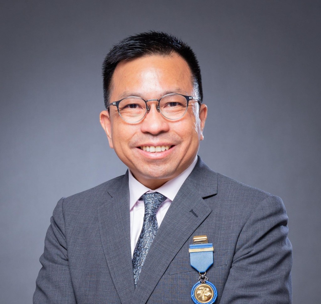 香港樓宇安全學會會長何鉅業指,天台私人業權分散,難以清空重鋪防水層。 香港樓宇安全學會會長何鉅業指,天台私人業權分散,難以清空重鋪防水層。