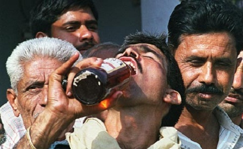 印度人爱喝酒，但很多人买不起品牌酒。