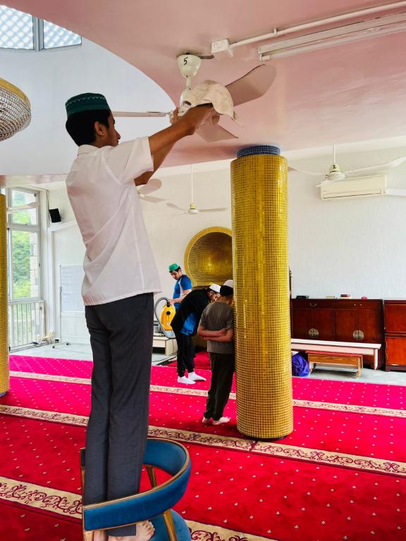 學生可到清真寺參與清潔工作。