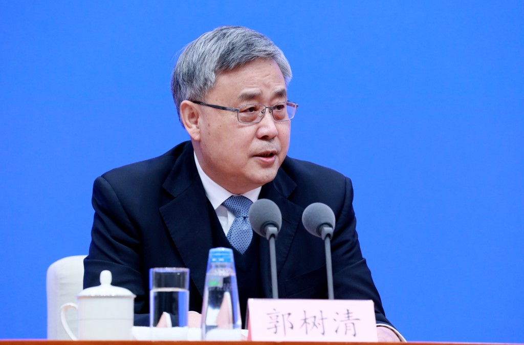现任中国银保监会主席郭树清67岁，已任全国人大常委、人大财经委副主任委员。中新社