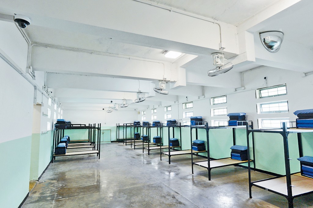 青年囚犯遭木棍捅傷肛門，同案的一級懲教助理及3名羈留人士否認控罪受審。