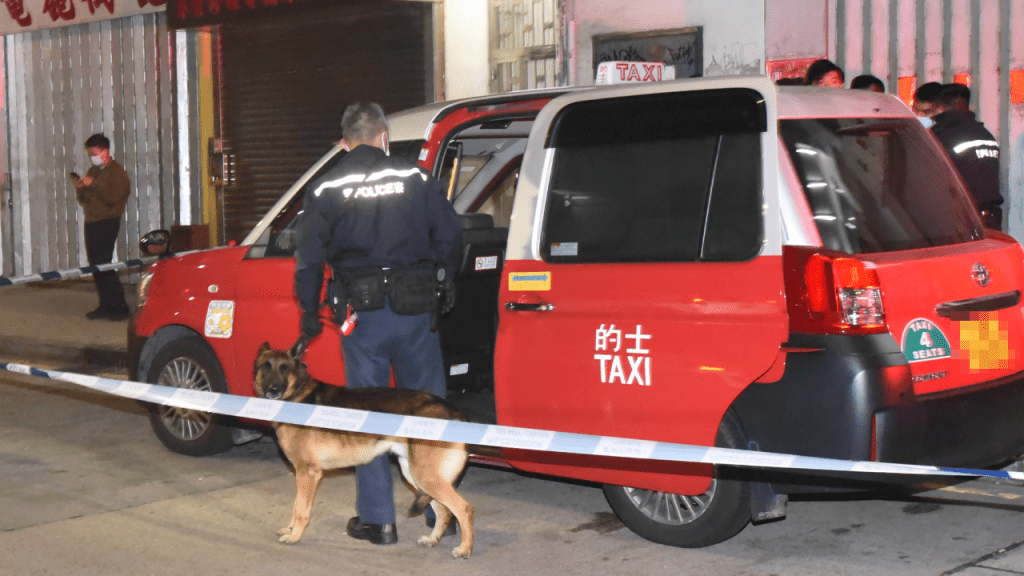 警方帶緝毒犬調查的士。尹敬堂攝