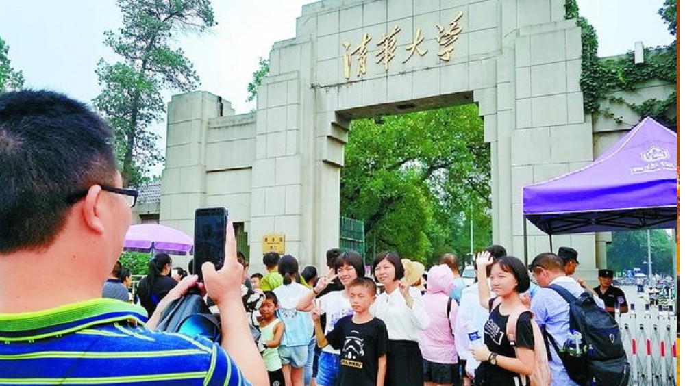 每年暑期，北京大学和清华大学都会涌入大批游客。
