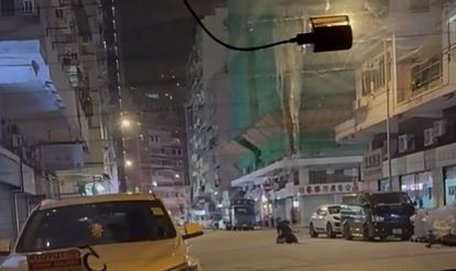 男子壓倒在女子身上。fb車cam L（香港群組）影片截圖