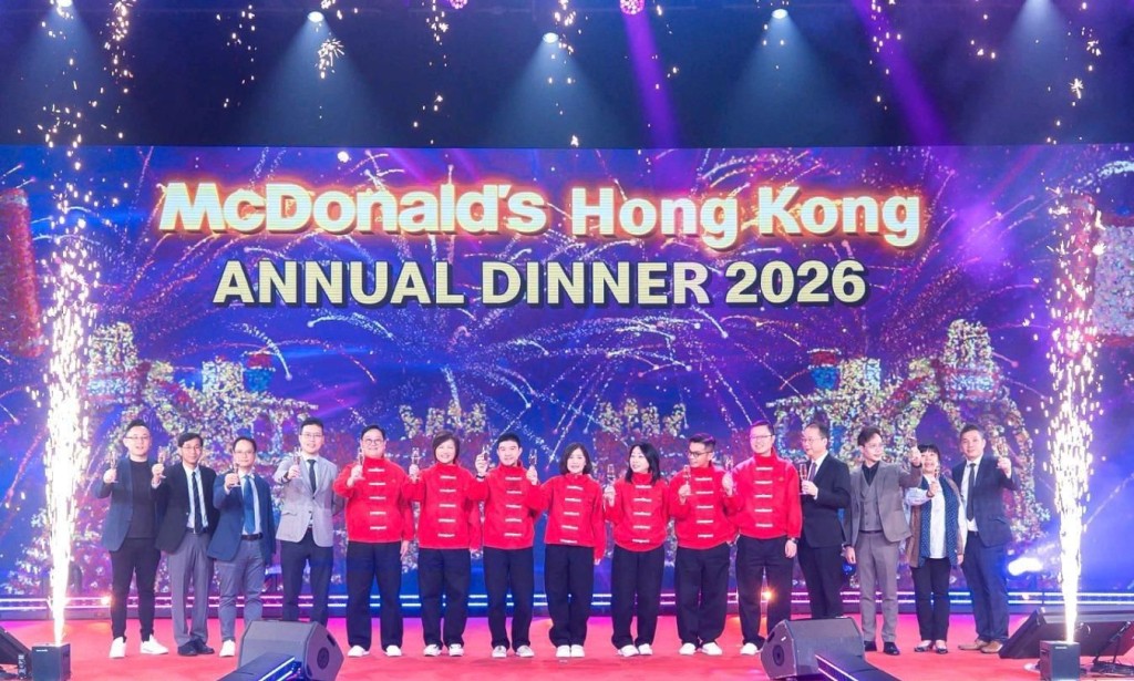 香港麥當勞行政總裁黎韋詩（中）聯同管理層在晚宴上向一眾員工致謝和送上祝福。