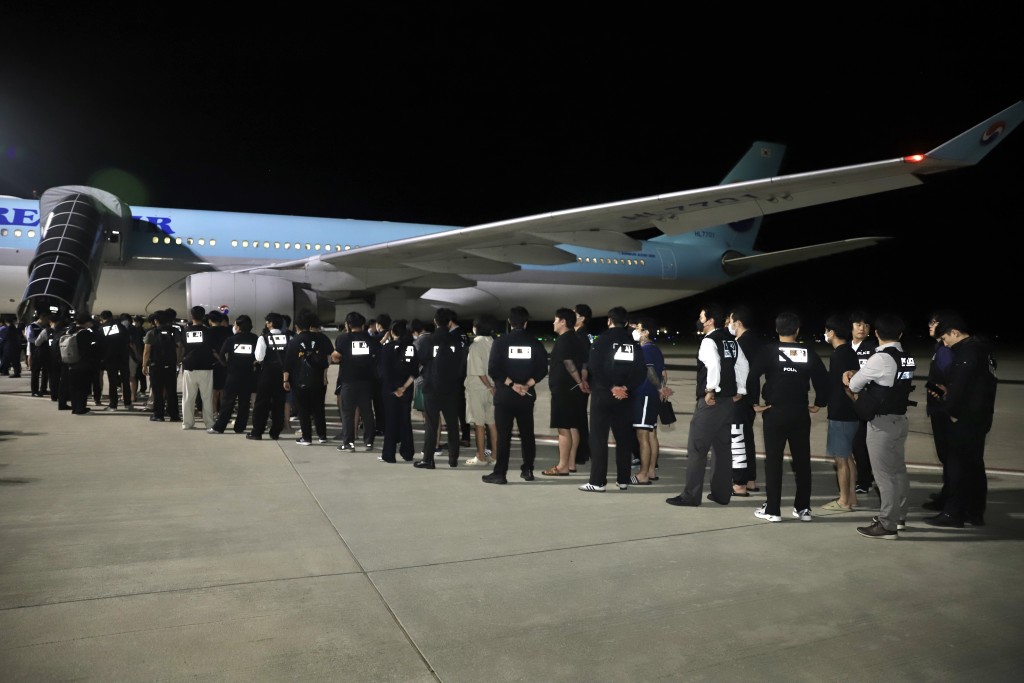 因涉嫌參與網絡詐騙而在柬埔寨被拘留的64名南韓公民，上周六由包機押解返國後被捕。新華社