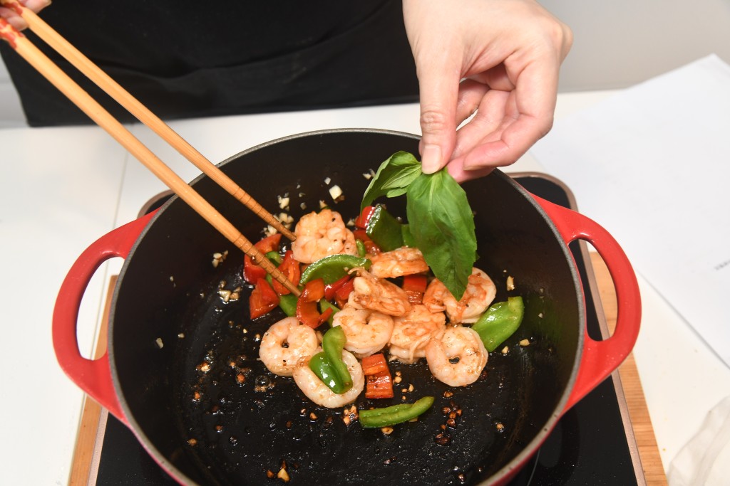 Step 8: 加羅勒葉炒勻，上碟。 Add the basil, stir well and dish up.