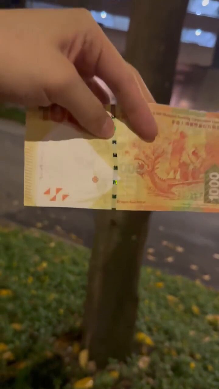 楼主（的哥甲）展示收到的怀疑假金牛，指其手持的钞票“假到Ｘ街”。fb“的士司机资讯网 Taxi”截图